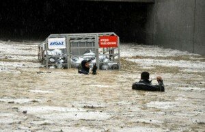 В Анталії пройшли сильні зливи з градом